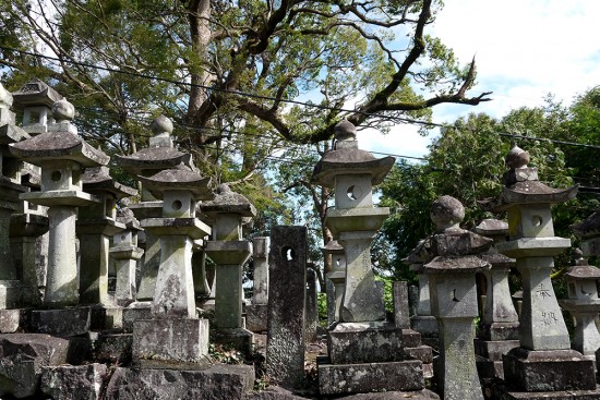 Kumamoto, stone lanterns on the way to honmyo temple
